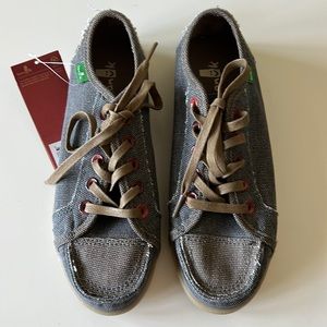 NEW Size 6 Sanuk Sneakers
